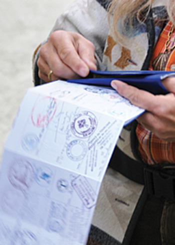 Eine Hand hält einen abgestempelten Pilgerausweis