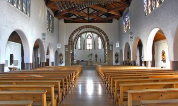 Innenraum Blick zum Altar Innenraum Blick zum Altar