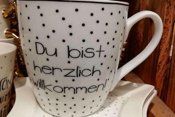 Eine große Tase mit Aufschrift: Du bist herzlich willkommen! Eine große Tase mit Aufschrift: Du bist herzlich willkommen!
