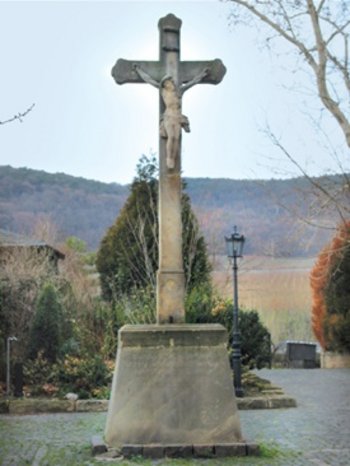 Friedhofskreuz neben der Kirche Friedhofskreuz neben der Kirche