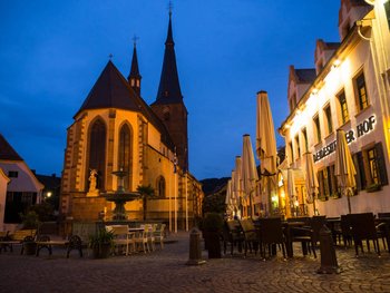 St. Ulrich, Deidesheim Marktplatz mit Kirche im Hintergrund bei Nacht