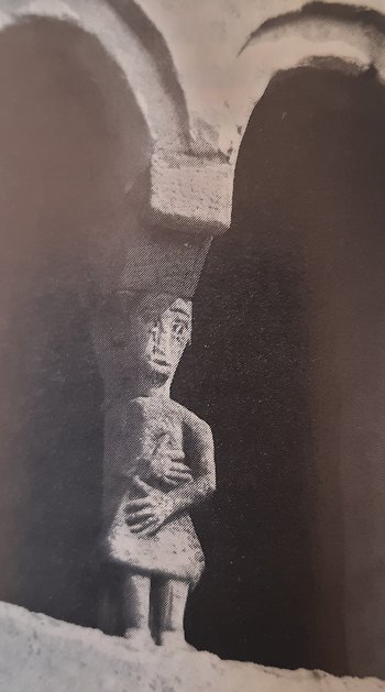 "Heidenmännel" eine Sandsteinskulptur auf der Mittelsäule eine südlichen Schallarkade des Vierungsturms.