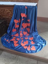 Unser Marienmantel - Blaues Tuch mit beschrifteten roten Herzen