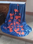 Unser Marienmantel - Blaues Tuch mit beschrifteten roten Herzen